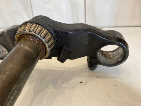 YAMAHA FZ 750 PÓŁKA DOLNA ZAWIESZENIA AMORTYZATORÓW