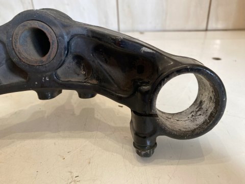 YAMAHA FZ 750 PÓŁKA DOLNA ZAWIESZENIA AMORTYZATORÓW