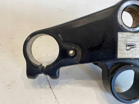 YAMAHA FZ 750 PÓŁKA GÓRNA ZAWIESZENIA AMORTYZATORÓW