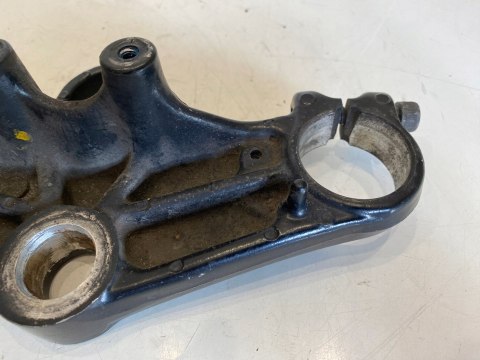 YAMAHA FZ 750 PÓŁKA GÓRNA ZAWIESZENIA AMORTYZATORÓW