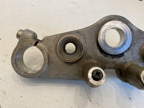 HONDA CA 125 REBEL 95-01 PÓŁKA GÓRNA ZAWIESZENIA AMORTYZATORÓW