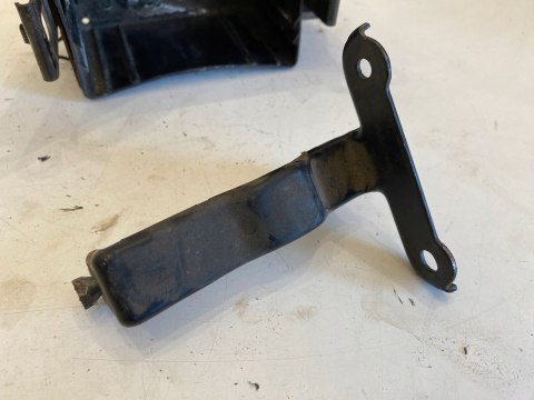 HONDA CA 125 REBEL 95-01 UCHWYT MOCOWANIE PODEST KIESZEŃ AKUMULATORA HONDA CA 125 REBEL 95-01 UCHWYT MOCOWANIE PODEST KIESZEŃ AKUMULATORA
