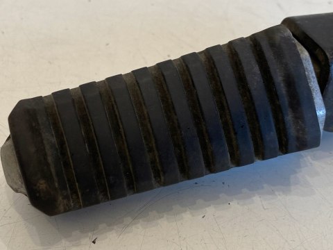 KAWASAKI LTD 450 85-89 PODNÓŻEK PRAWY PASAŻERA TYŁ TYLNY