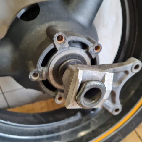 SUZUKI GSXR 600 SRAD KOŁO FELGA TYŁ TYLNE 17" SUZUKI GSXR 600 SRAD KOŁO FELGA TYŁ TYLNE 17"