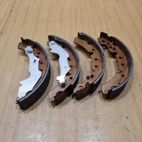 TOYOTA CARINA E SZCZĘKI HAMULCOWE KOMPLET TOYOTA CARINA E SZCZĘKI HAMULCOWE KOMPLET