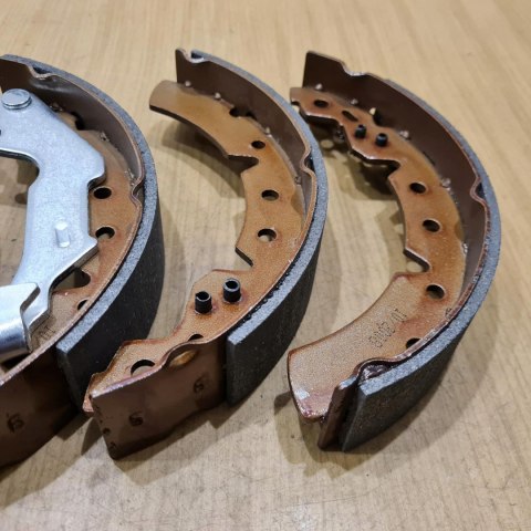 TOYOTA CARINA E SZCZĘKI HAMULCOWE KOMPLET TOYOTA CARINA E SZCZĘKI HAMULCOWE KOMPLET