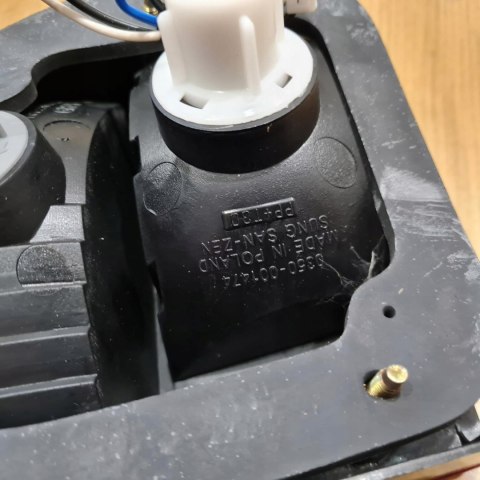 DAEWOO LANOS HB LAMPA PRAWY TYŁ TYLNA W KLAPĘ ORYGINAŁ NOWA ! DAEWOO LANOS HB LAMPA PRAWY TYŁ TYLNA W KLAPĘ ORYGINAŁ NOWA !