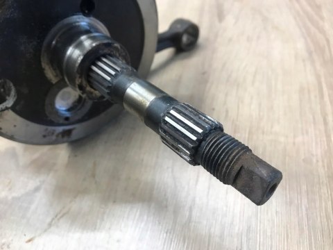 SUZUKI AN 250 BURGMAN K1 WAŁ KORBOWY KORBOWÓD