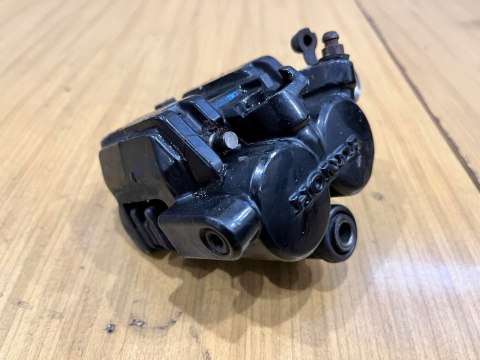 HONDA VF 750 F ZACISK HAMULCOWY PRZÓD PRZEDNI