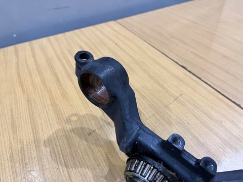 YAMAHA YZF 600 THUNDERCAT 4TV SZTYCA PÓŁKA DOLNA