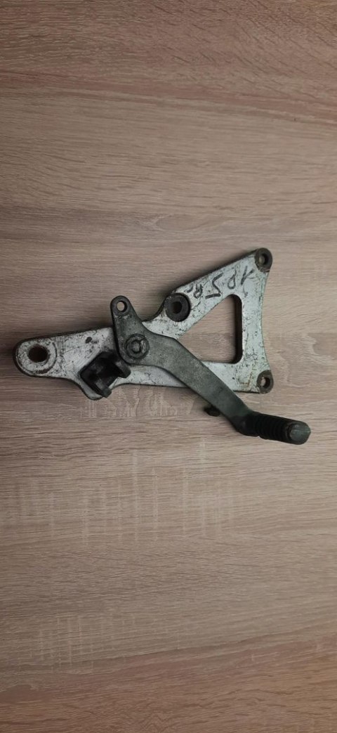 SUZUKI RG 125 SET PODNÓŻEK KIEROWCY DŹWIGNIA SUZUKI RG 125 SET PODNÓŻEK KIEROWCY DŹWIGNIA