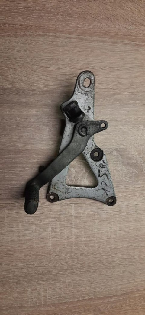 SUZUKI RG 125 SET PODNÓŻEK KIEROWCY DŹWIGNIA SUZUKI RG 125 SET PODNÓŻEK KIEROWCY DŹWIGNIA