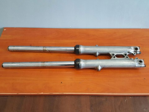 SUZUKI GS 550 77-78 LAGI ZAWIESZENIE PRZÓD PROSTE SUZUKI GS 550 77-78 LAGI ZAWIESZENIE PRZÓD PROSTE