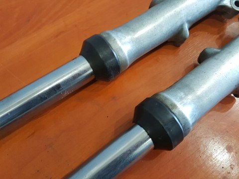 SUZUKI GS 550 77-78 LAGI ZAWIESZENIE PRZÓD PROSTE SUZUKI GS 550 77-78 LAGI ZAWIESZENIE PRZÓD PROSTE