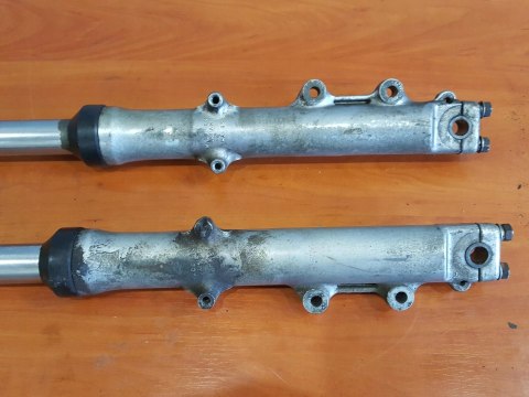 SUZUKI GS 550 77-78 LAGI ZAWIESZENIE PRZÓD PROSTE SUZUKI GS 550 77-78 LAGI ZAWIESZENIE PRZÓD PROSTE