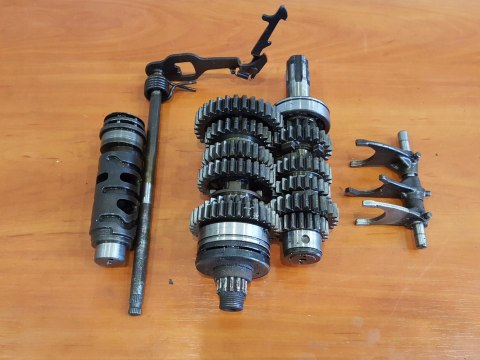 SUZUKI GS 550 77-78 SKRZYNIA BIEGÓW WODZIKI KPL SUZUKI GS 550 77-78 SKRZYNIA BIEGÓW WODZIKI KPL