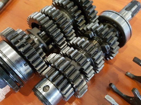 SUZUKI GS 550 77-78 SKRZYNIA BIEGÓW WODZIKI KPL SUZUKI GS 550 77-78 SKRZYNIA BIEGÓW WODZIKI KPL