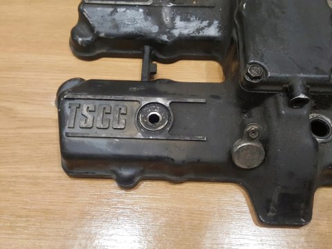 SUZUKI GSX 550 ES POKRYWA DEKIEL GŁOWICY SUZUKI GSX 550 ES POKRYWA DEKIEL GŁOWICY