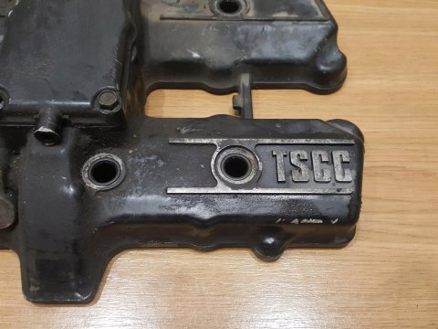 SUZUKI GSX 550 ES POKRYWA DEKIEL GŁOWICY SUZUKI GSX 550 ES POKRYWA DEKIEL GŁOWICY