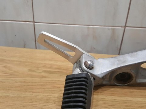 SUZUKI GSX 550 ES SET PODNÓŻEK PASAŻERA KIEROWCY SUZUKI GSX 550 ES SET PODNÓŻEK PASAŻERA KIEROWCY