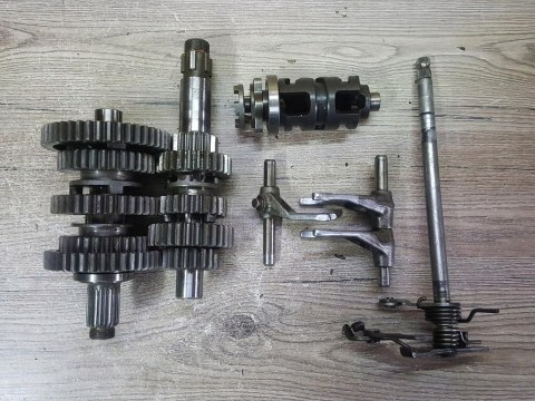YAMAHA XZ 550 SKRZYNIA BIEGÓW WODZIKI KPL YAMAHA XZ 550 SKRZYNIA BIEGÓW WODZIKI KPL