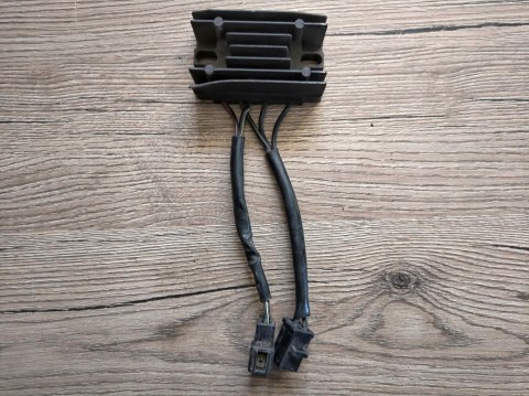 SUZUKI RGV 250 REGULATOR NAPIĘCIA