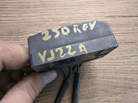 SUZUKI RGV 250 REGULATOR NAPIĘCIA