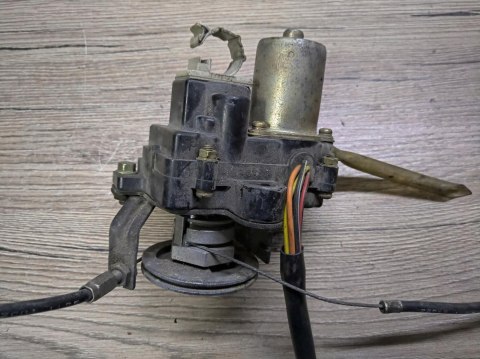 SUZUKI RGV 250 SILNICZEK ZAWORU POWER VALVE SERVO SUZUKI RGV 250 SILNICZEK ZAWORU POWER VALVE SERVO