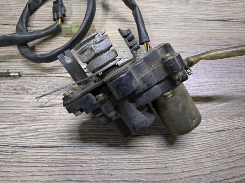SUZUKI RGV 250 SILNICZEK ZAWORU POWER VALVE SERVO SUZUKI RGV 250 SILNICZEK ZAWORU POWER VALVE SERVO
