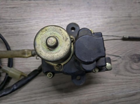 SUZUKI RGV 250 SILNICZEK ZAWORU POWER VALVE SERVO SUZUKI RGV 250 SILNICZEK ZAWORU POWER VALVE SERVO
