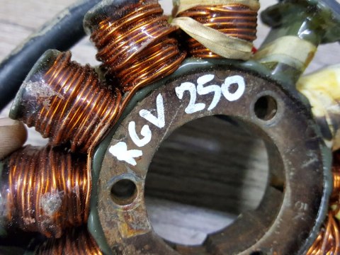 SUZUKI RGV 250 UZWOJENIE STATOR STOJAN IMPULSATOR SUZUKI RGV 250 UZWOJENIE STATOR STOJAN IMPULSATOR