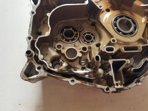 SUZUKI VL 125 INTRUDER KARTER BLOK SILNIKA LEWY SUZUKI VL 125 INTRUDER KARTER BLOK SILNIKA LEWY