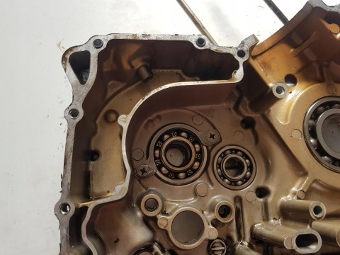 SUZUKI VL 125 INTRUDER KARTER BLOK SILNIKA LEWY SUZUKI VL 125 INTRUDER KARTER BLOK SILNIKA LEWY