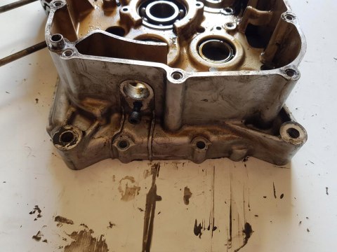 SUZUKI VL 125 INTRUDER KARTER BLOK SILNIKA PRAWY SUZUKI VL 125 INTRUDER KARTER BLOK SILNIKA PRAWY