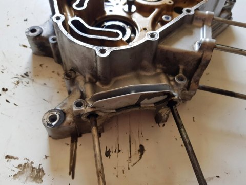 SUZUKI VL 125 INTRUDER KARTER BLOK SILNIKA PRAWY SUZUKI VL 125 INTRUDER KARTER BLOK SILNIKA PRAWY