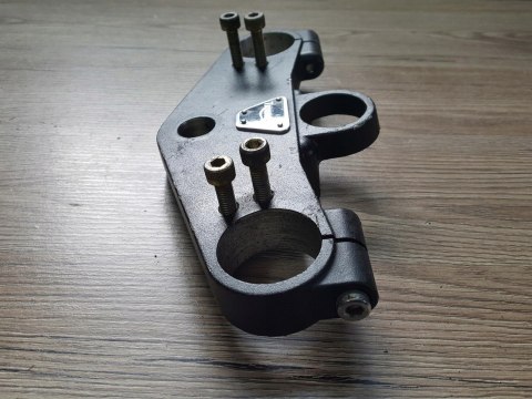 TRIUMPH SPRINT DAYTONA 900 PÓŁKA GÓRNA ZAWIESZENIA