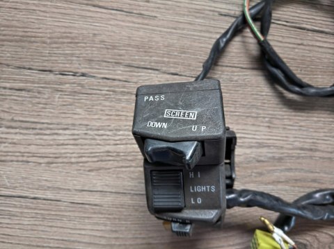 SUZUKI GSXF 1100 PRZEŁĄCZNIK LEWY EL SZYBA