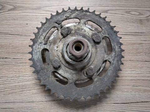 KTM 50 ME ZABIERAK TYLNEGO KOŁA GUMY KPL