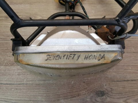 HONDA CB 750 SEVEN FIFTY REFLEKTOR PRZÓD STELAŻ HONDA CB 750 SEVEN FIFTY REFLEKTOR PRZÓD STELAŻ