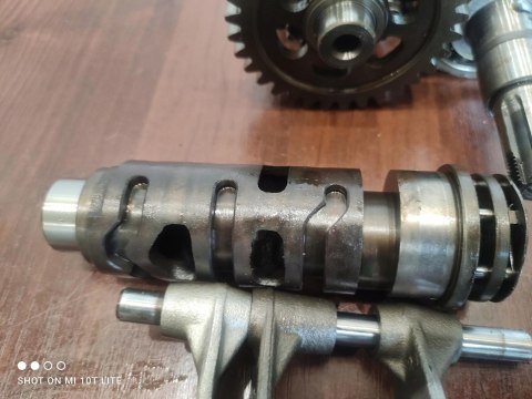 SUZUKI GS 450 SKRZYNIA BIEGÓW KPL SUZUKI GS 450 SKRZYNIA BIEGÓW KPL