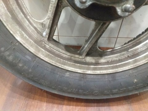 KOŁO FELGA OPONA TYŁ KAWASAKI GPX 600 KOŁO FELGA OPONA TYŁ KAWASAKI GPX 600