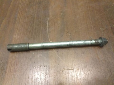 OŚ OŚKA PRZÓD ŚRUBA KOŁA KAWASAKI GPX 600