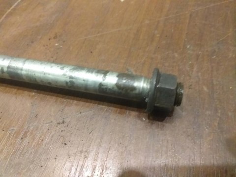 OŚ OŚKA PRZÓD ŚRUBA KOŁA KAWASAKI GPX 600