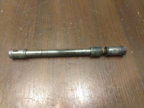 OŚ OŚKA PRZÓD HONDA VF 750 RC15