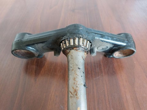 PÓŁKA DOLNA SZTYCA YAMAHA FZR 600 3HE