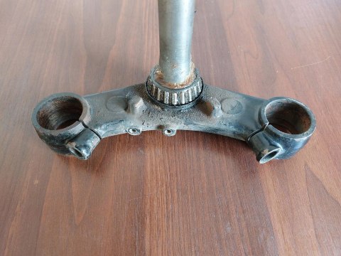 PÓŁKA DOLNA SZTYCA YAMAHA FZR 600 3HE