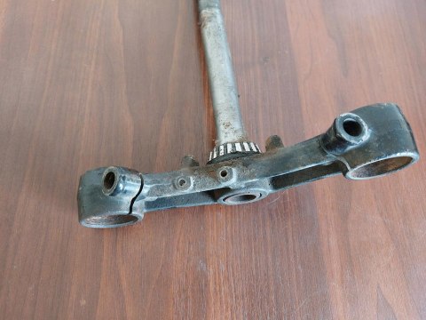 PÓŁKA DOLNA SZTYCA YAMAHA FZR 600 3HE