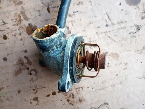 OBUDOWA TERMOSTATU SUZUKI GSX R 750 K1 OBUDOWA TERMOSTATU SUZUKI GSX R 750 K1