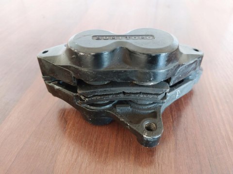 ZACISK HAMULCOWY LEWY PRZÓD YAMAHA FZR 600 3HE