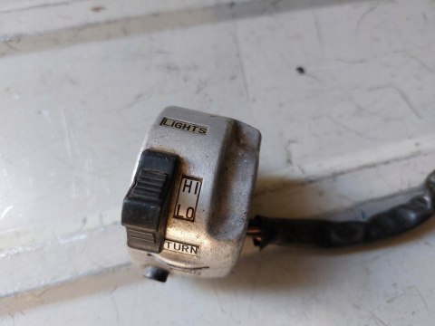 PRZEŁĄCZNIK LEWY SUZUKI GT 80 PRZEŁĄCZNIK LEWY SUZUKI GT 80